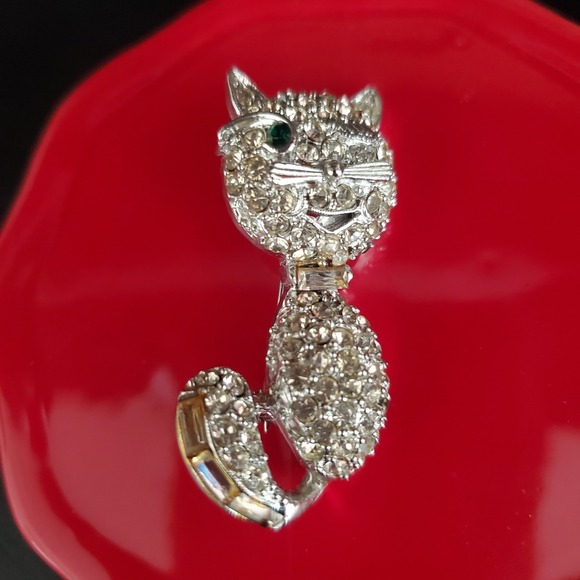 Vintage PELL Winking Cat Pin Brooch Silver Tone with Clear Rhinestones Green Eye - Picture 2 of 8